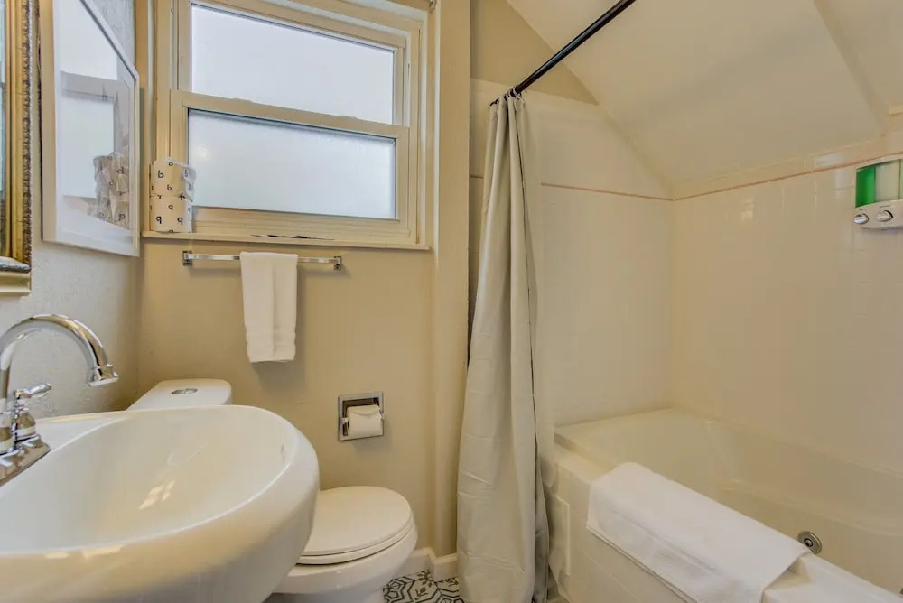 3BR Hot-tub & Dog-friendly Old Colorado City!!