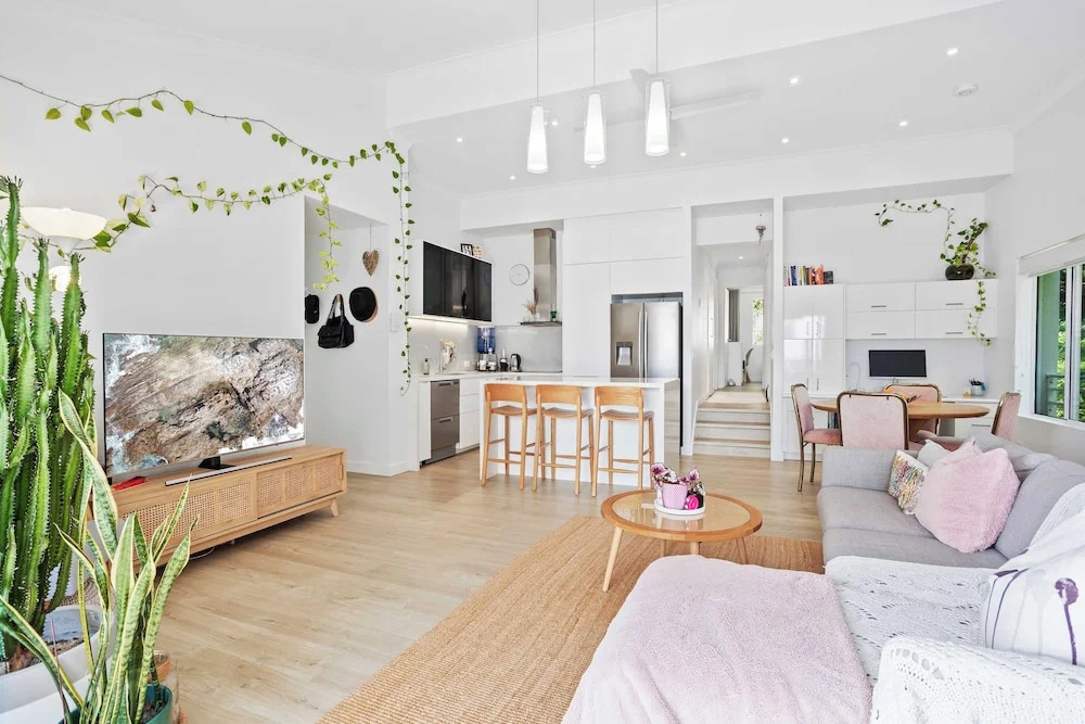 Hillside in the heart of Burleigh