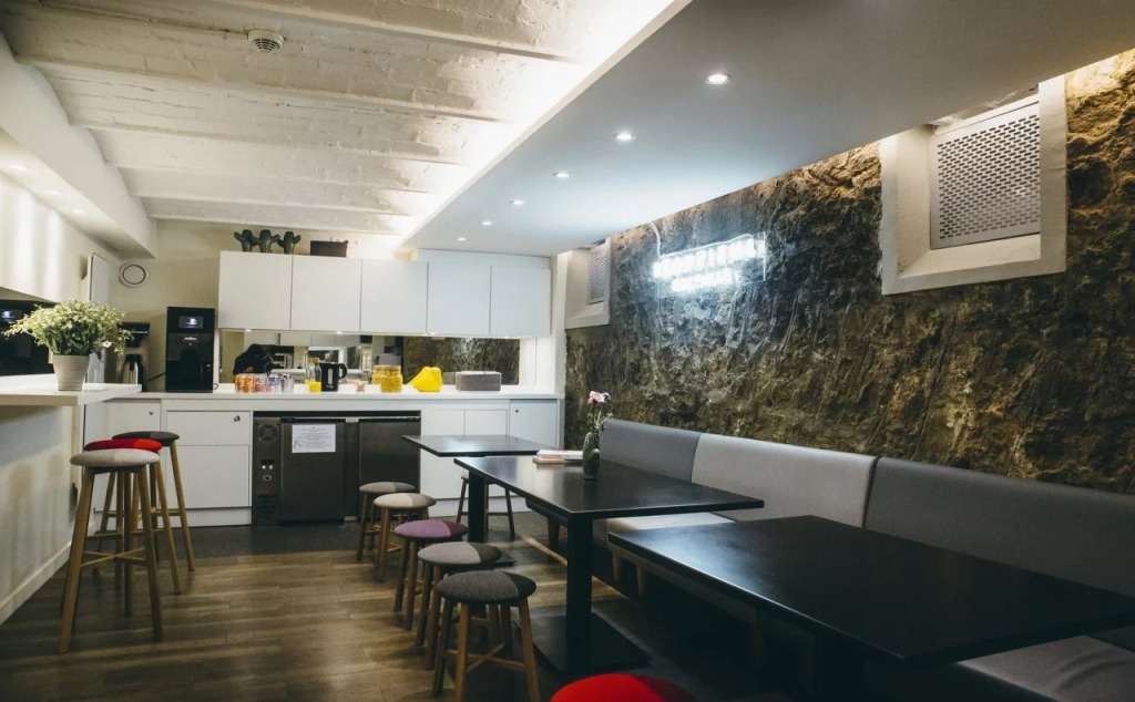 Beautiful Belleville Hostel & Hotel