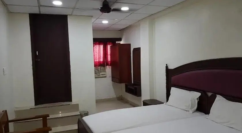 Hotel Sorrento Guest house Anna Nagar East Metro Shenoy Nagar metro budget monthly daily rooms