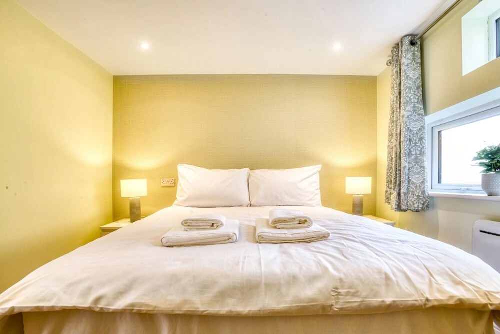 Superior 2 Bedroom in Central Lincoln En-suite Shower King Size Beds Free Toiletries and Wifi