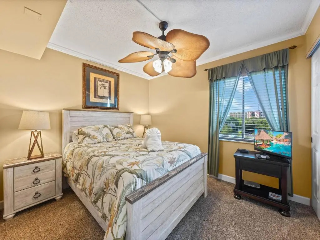 Windward Point 212, 2 Bedroom, Heated Pool Access, Bay View, WiFi, Sleeps 4