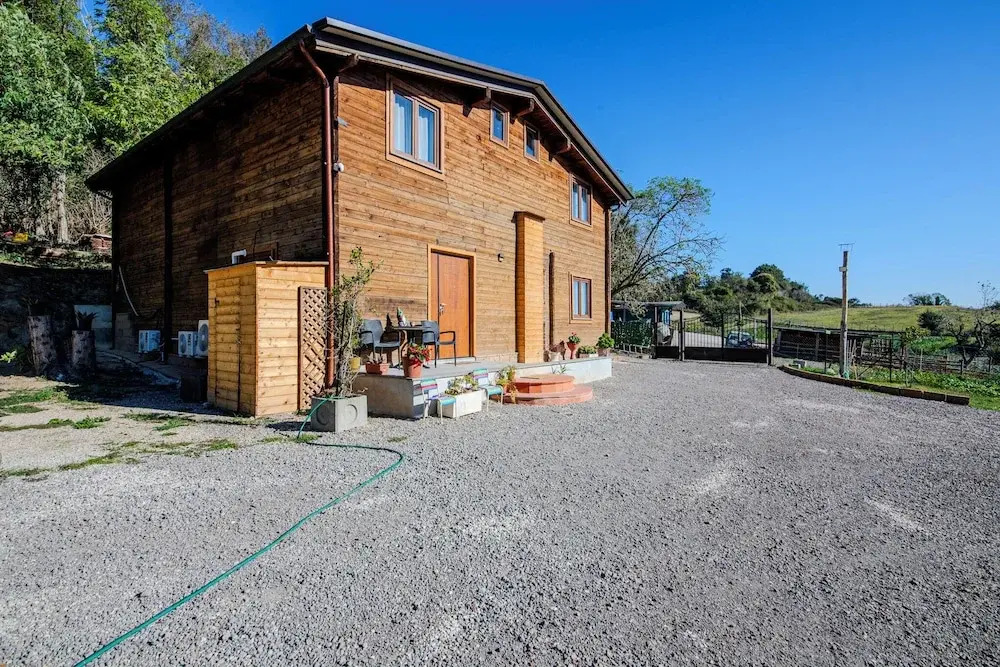Casale in legno nella natura laziale