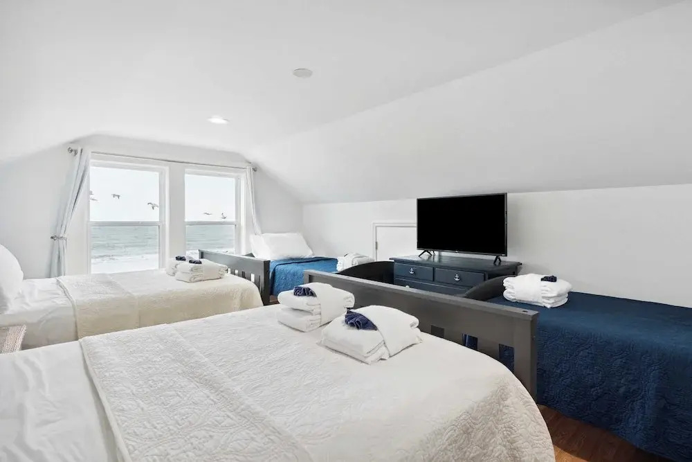 Oceanfront w/ Pool, Panoramic Deck Views, 5bdr Folly Ocean Breeze by Avantstay