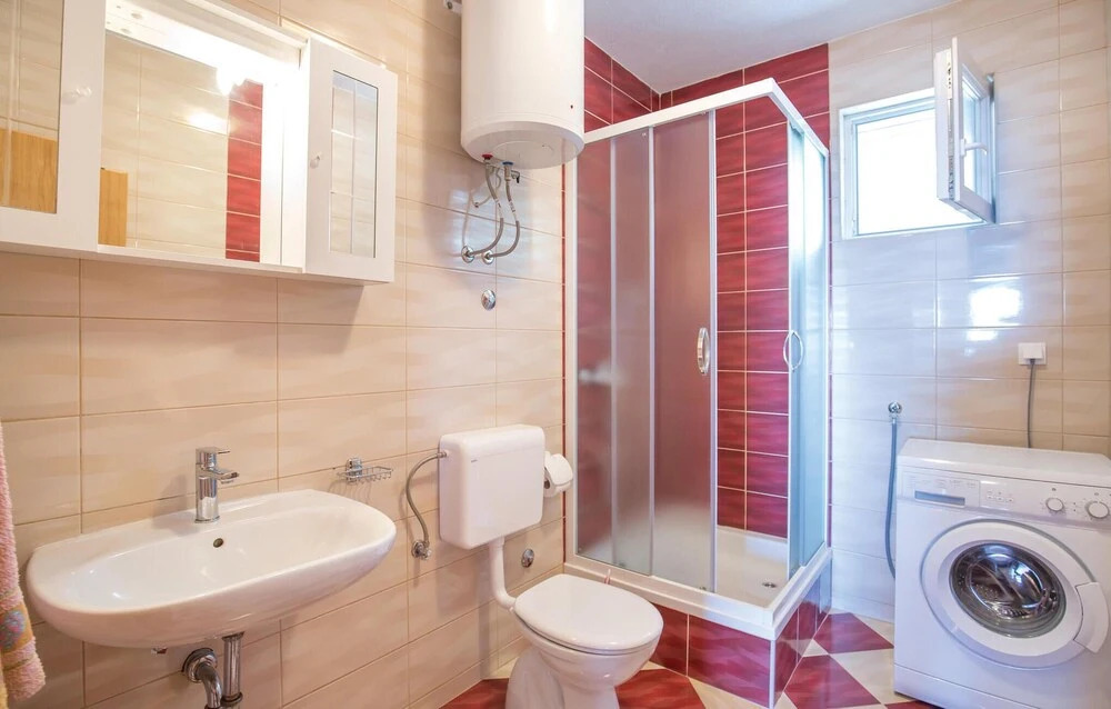 Beautiful Home in Makarska With Wifi and 2 Bedrooms
