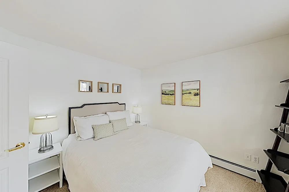 New Listing! Sparkling W/ Hot Tub & Garage 2 Bedroom Condo