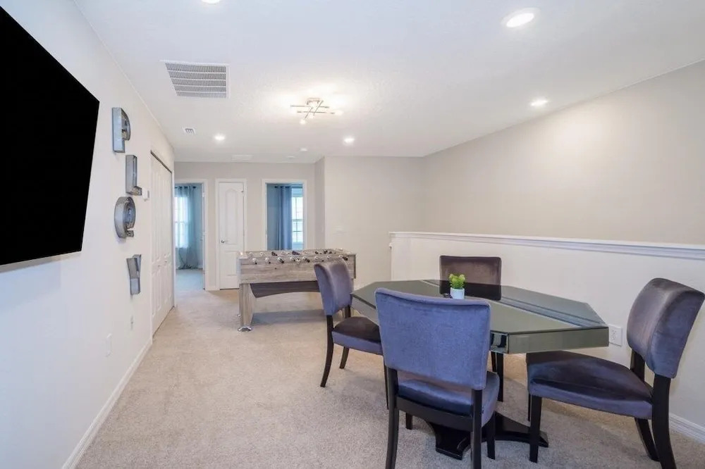 Luxurious 5 Bed Home with Private Pool in Solterra Townhouse