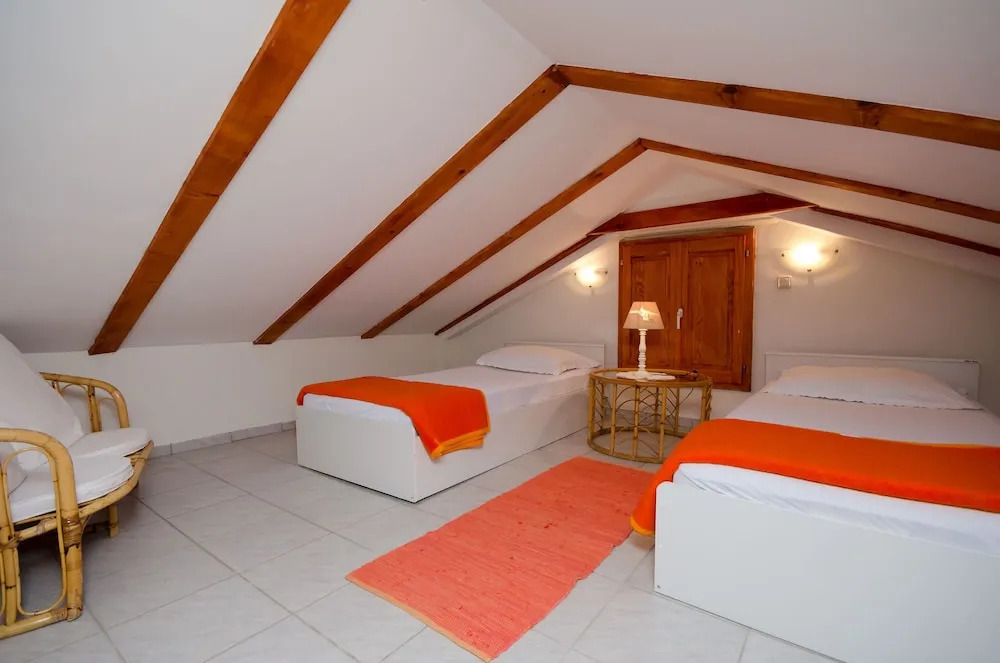 VILLA BARETIC