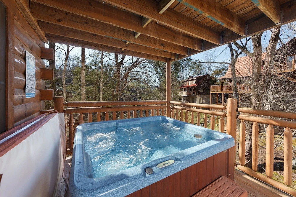 Moose Tracks 3 Bedroom Cabin by RedAwning