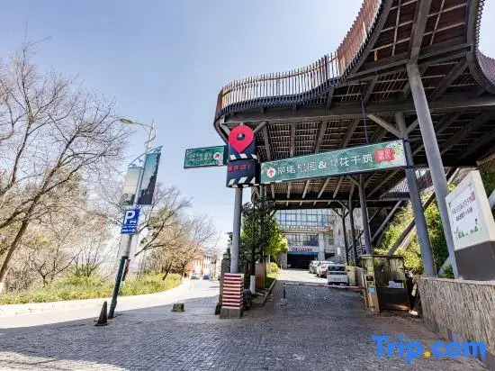 Huaqianzhu Hot Spring Hotel (Kunming Dianchi Xishan Scenic Area)