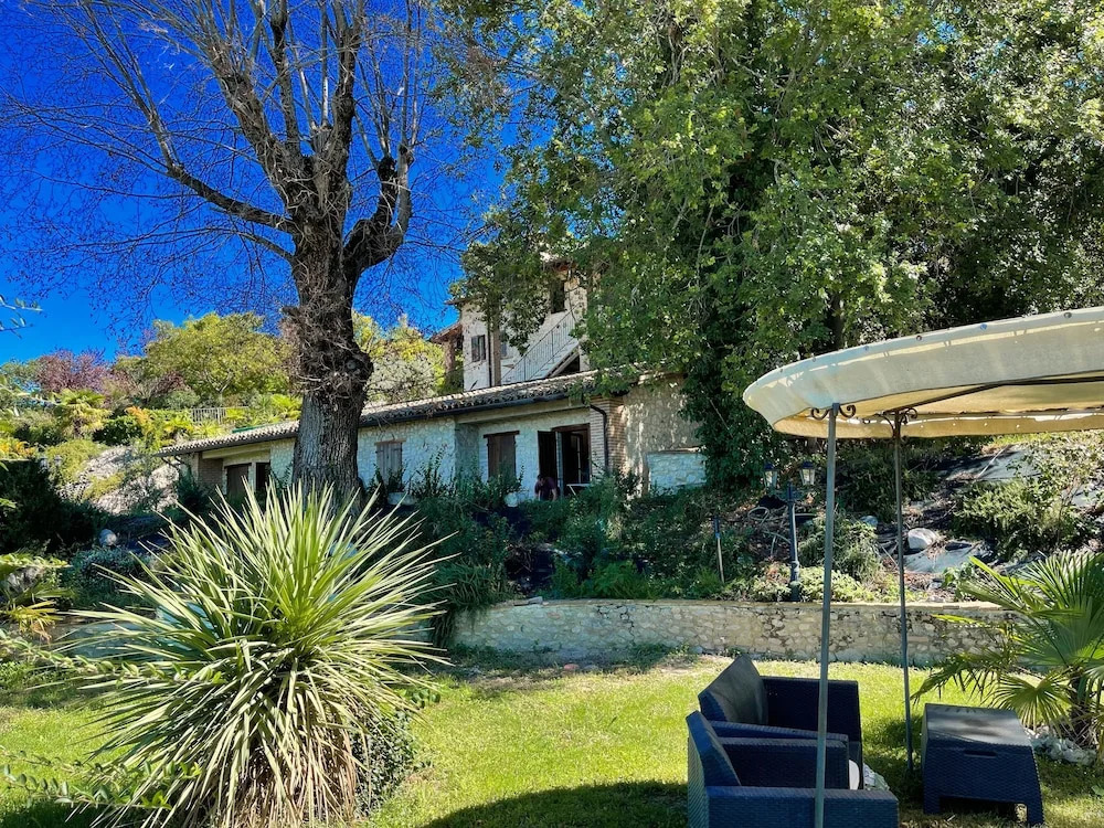 Apt 2. Air Con. Free car Park. Infinity Pool. Beautiful Grounds. Sleeps 4