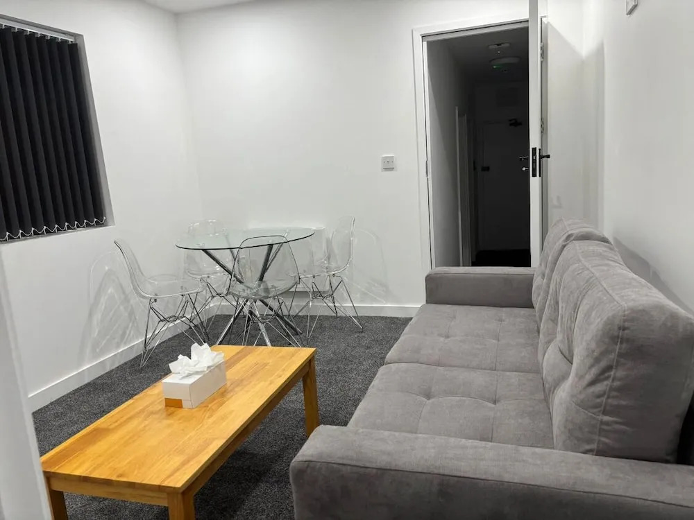 Luton Centrally Located Apartment v Close London Luton Airport