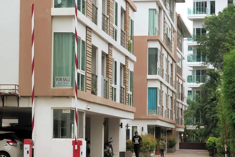 6-26 - 1 Bdr Condo With Balcony and Shared Pool