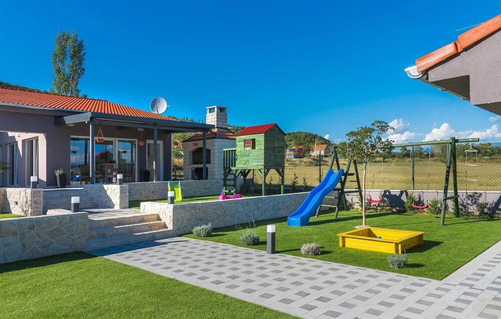 Amazing Home in Siveric with Hot Tub, Sauna & WiFi