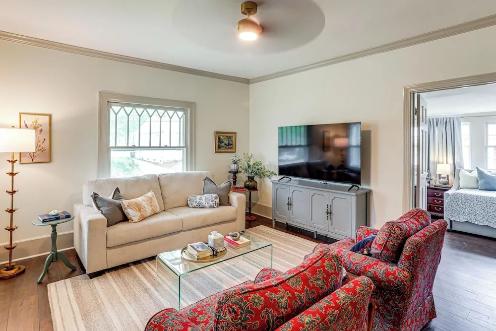 Steps to Oxford Square! Charming Family Escape