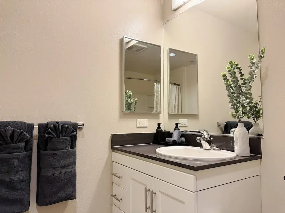NEW LA Home W Pool GYM Parking 10 Min to Cedars