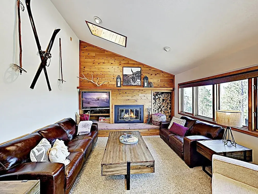 Multi-level Mountain W/ Views & Hot Tub! 3 Bedroom Townhouse