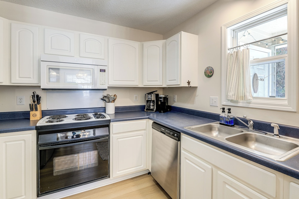 Well-equipped Emerald Isle Townhome: Pets Welcome!