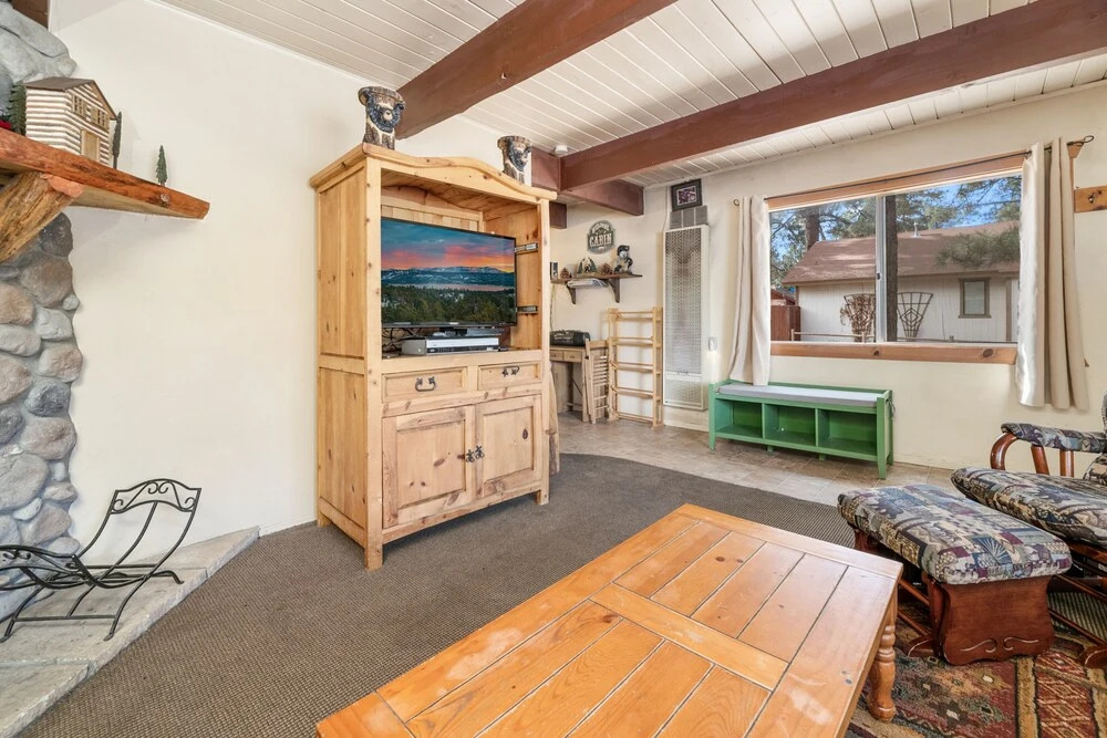 Bear Trap Cabin - Nice Cabin In A Quiet Area. With Hot Tub 2 Bedroom Home