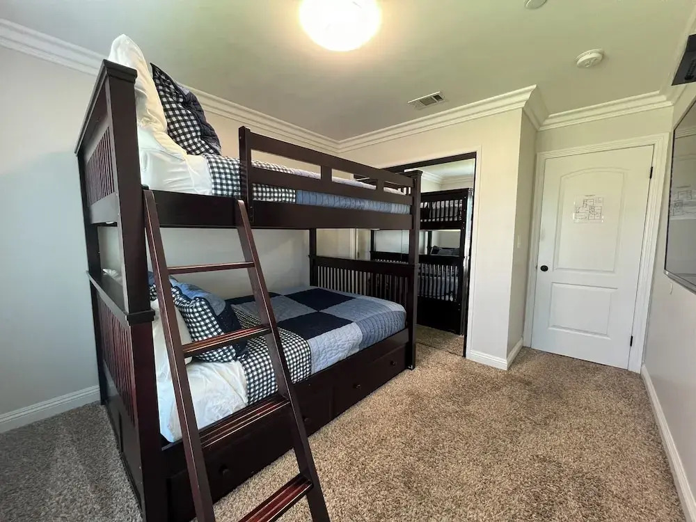 Awesome 4 Bedroom, 3 1/2 Bath Home 1/2 Mile Walk To Disney