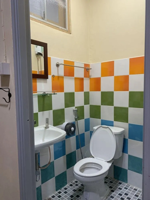 Achcha hotel - itsaraphap MRT station - Wat Arun