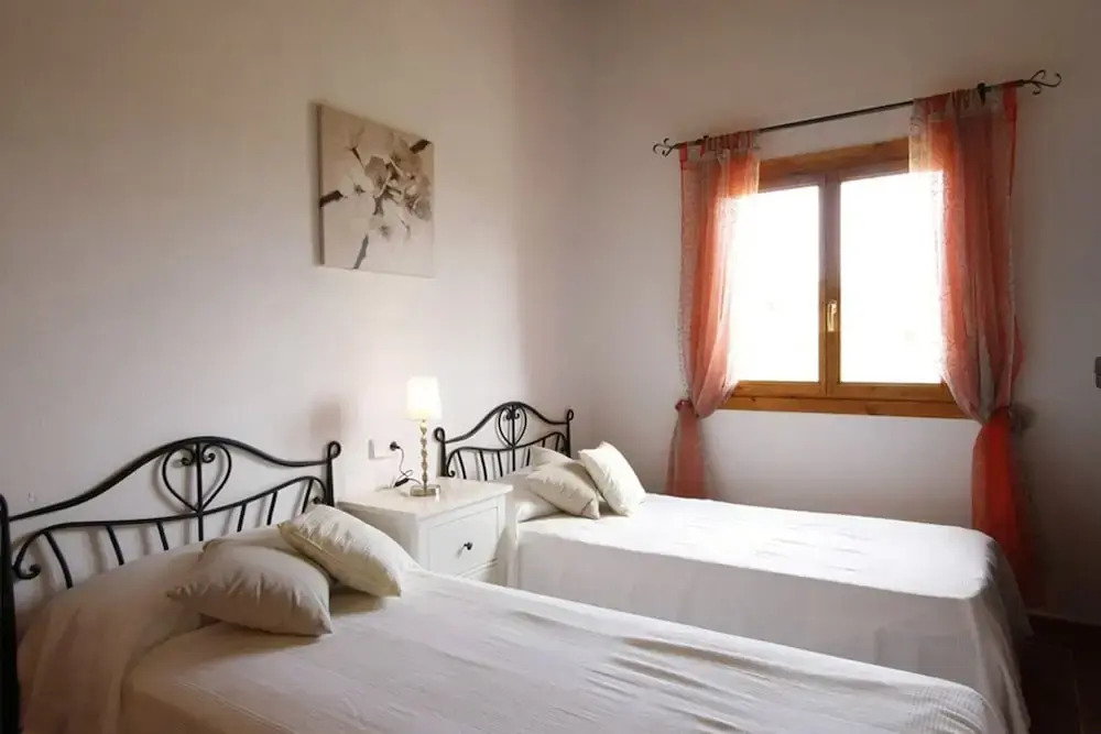 Can Canals in Art With 5 Bedrooms and 4 Bathrooms