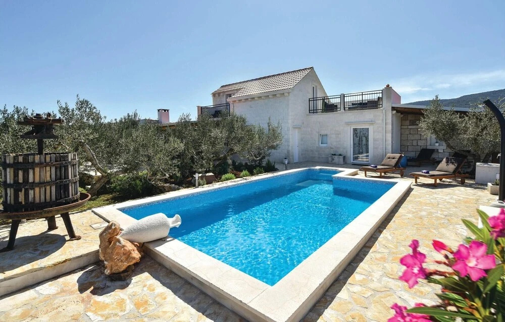 Three-Bedroom Holiday Home In Pucisca