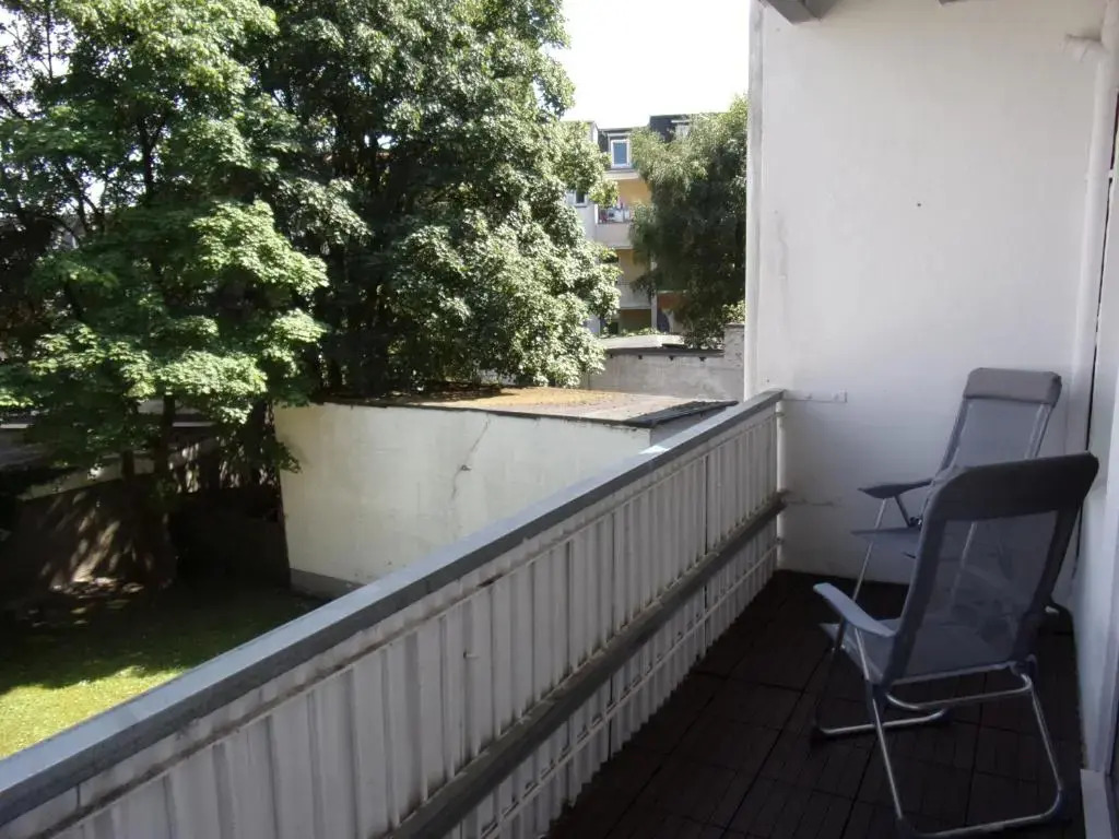 Zentrale 3 Zimmer Altbauwohnung mit Balkon