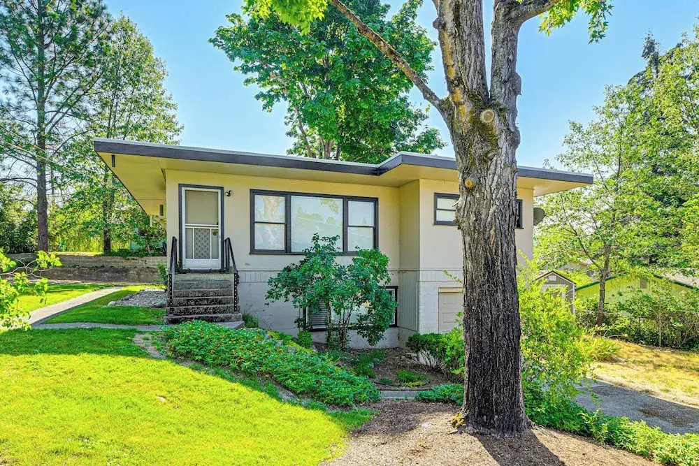 Grants Pass Getaway w/ Expansive Deck!