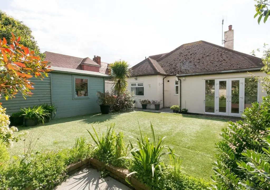 The Cottage on the Beach - Sleeps 7 - Large Garden