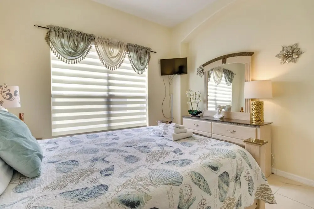 Lanai & Pool: Spacious Villa Near Disney