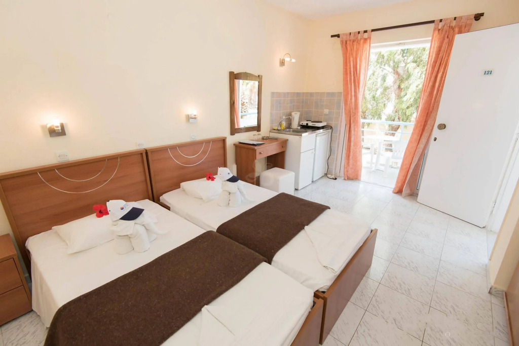 Leonidas Hotel & Studios