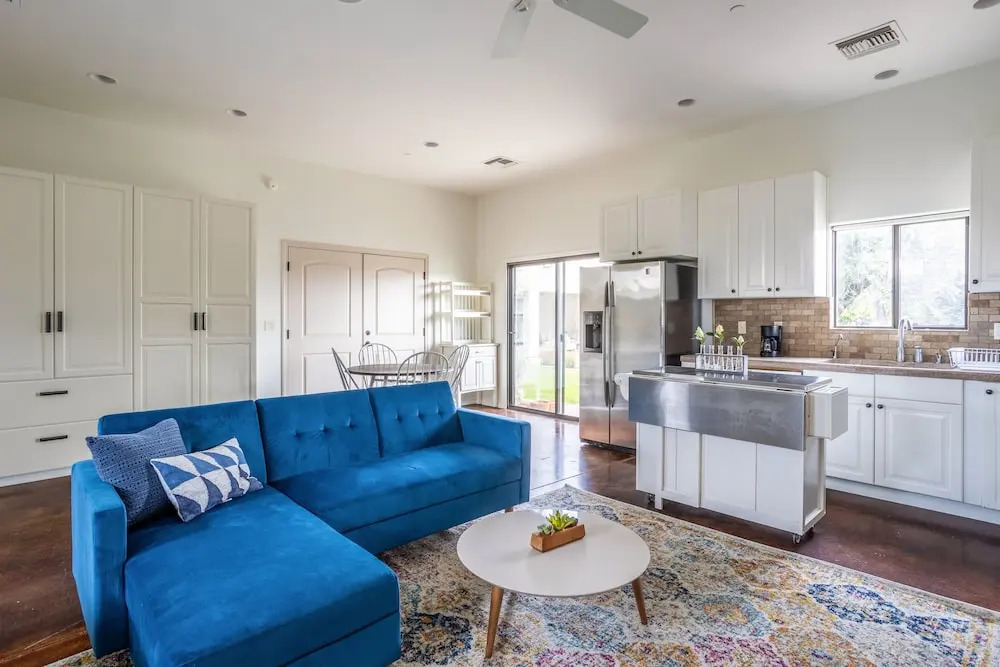 Upscale W/ Pool, Chefs Kitchen & Stables 6 Bedroom Home