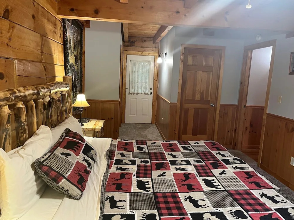 Er27- Bear Naked - Great Location- Close To Town 2 Bedroom Cabin by RedAwning