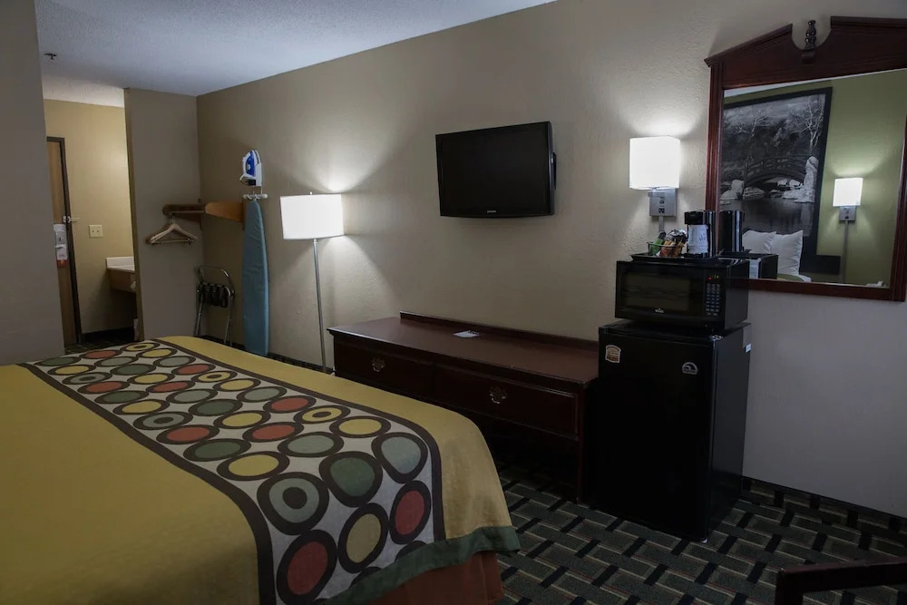 Super 8 Canton IL
