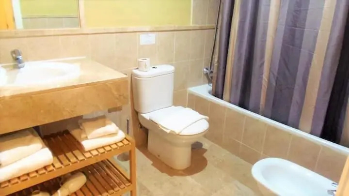 Apartamento espacioso muy tranquilo y con jardines cercano a la playa y con 06 piscinas