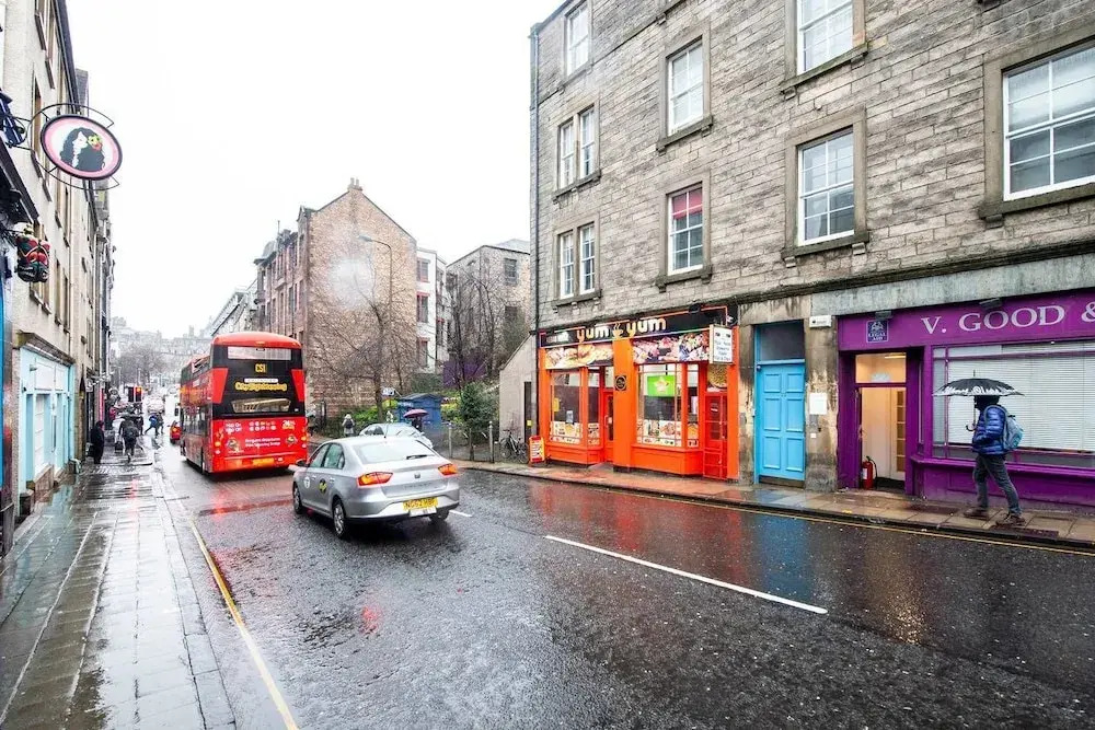 Old Town Edinburgh Apartment: Heart of the Action