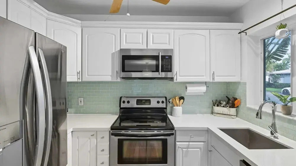 Fort Lauderdale Escape With Pool, Hot Tub & Dual Kitchens Paradise Stay by Avantstay