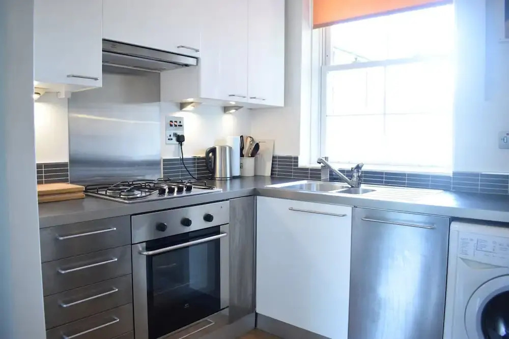 2 Bedroom Flat Near Tower Hill
