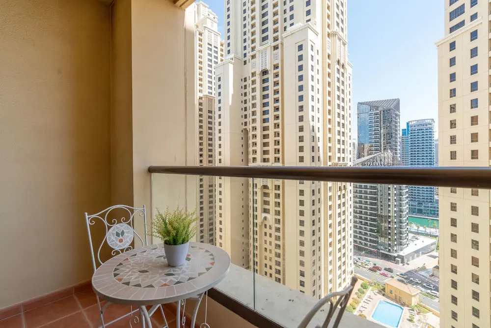 Whitesage - Magnificent Waterfront Apt, Steps From the Beach