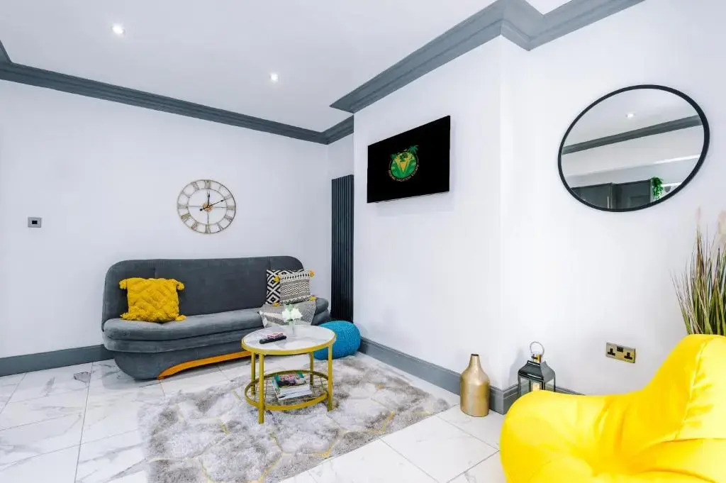 Families Only - Pet Friendly sleeps 6 maximum NO PARTIES