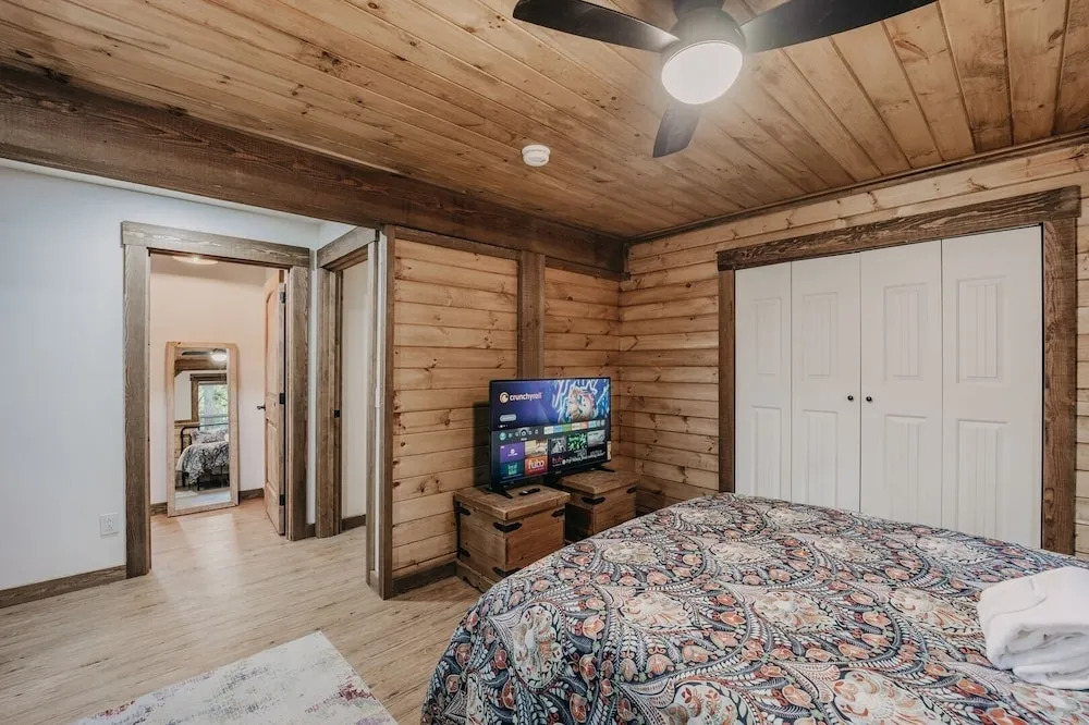 39gs - Hot Tub - Wi-fi - Pets Ok 3 Bedroom Cabin by RedAwning