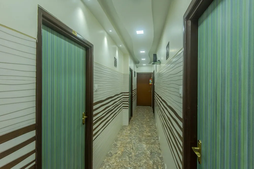 OYO 10016 Hotel Golden Inn