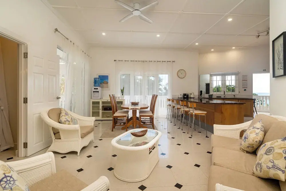 2 Bed Villa - Sleeps 4 - Pets - Pool - Garden