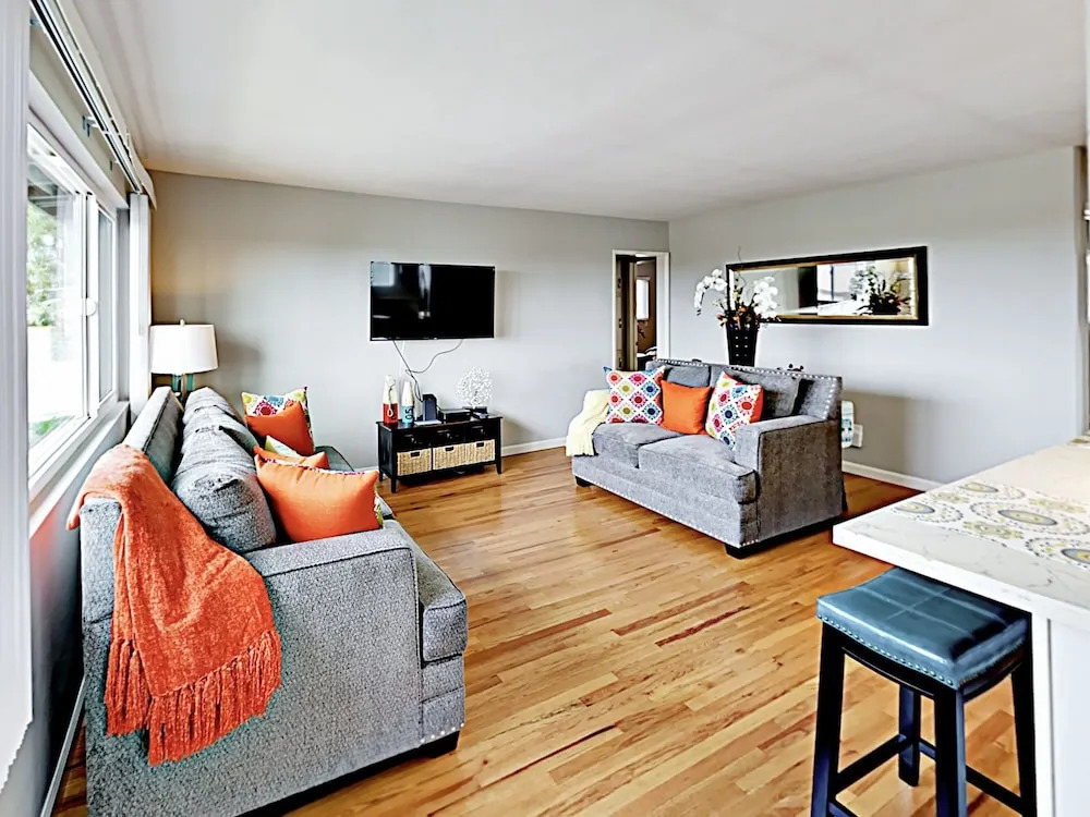 Contemporary Home 3 Bedrooms 2 Bathrooms Home