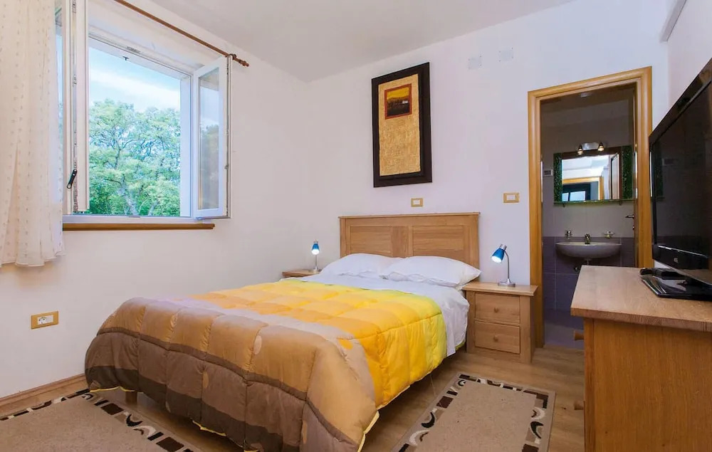 Stunning Home in Valbandon With Wifi and 6 Bedrooms