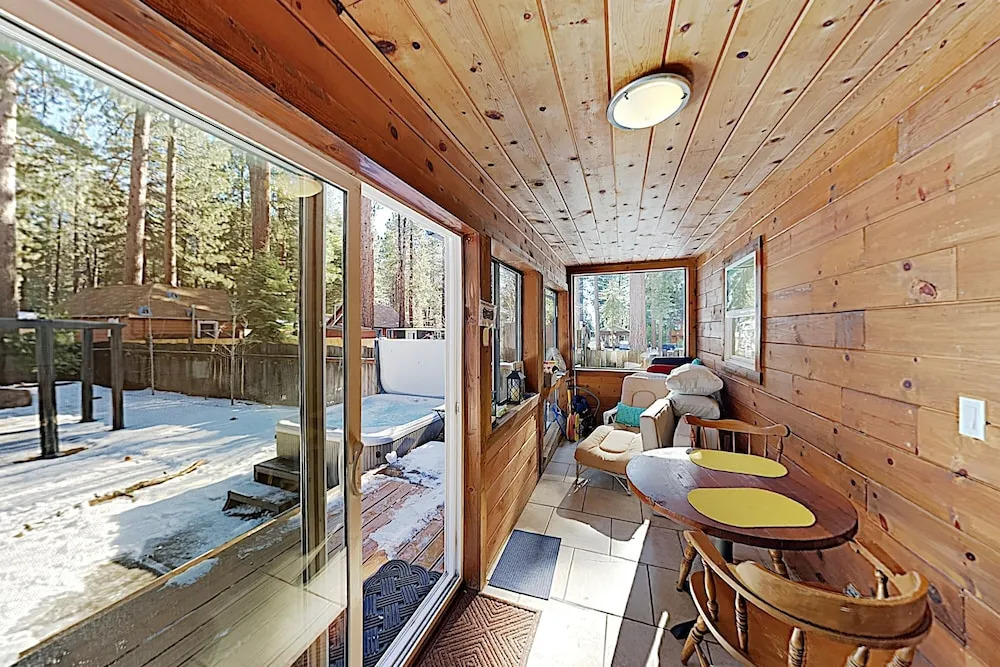 All-season Getaway - Serene Backyard W/ Hot Tub! 5 Bedroom Home