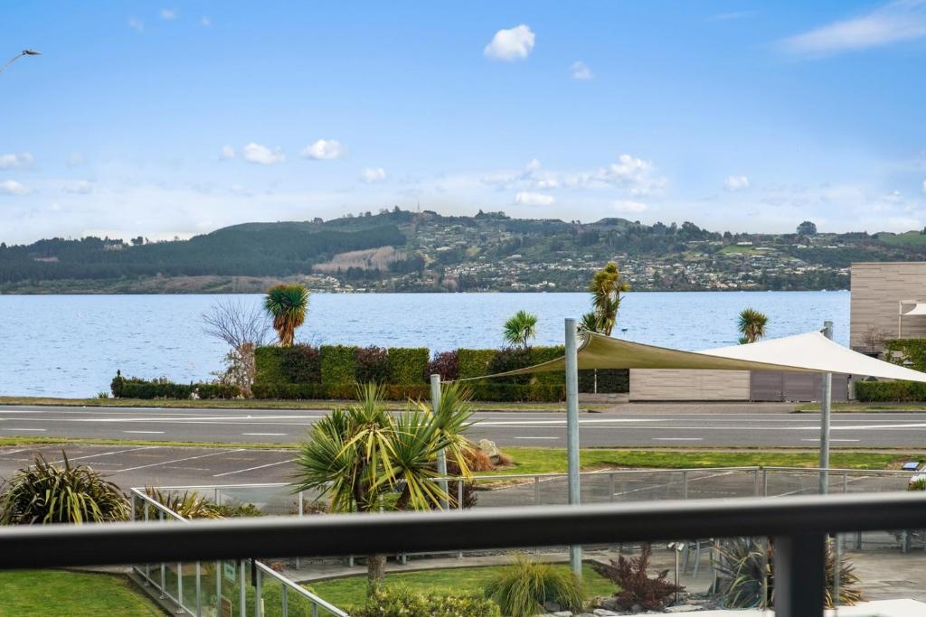 Lakeside Delight - Two Mile Bay Holiday Apartment