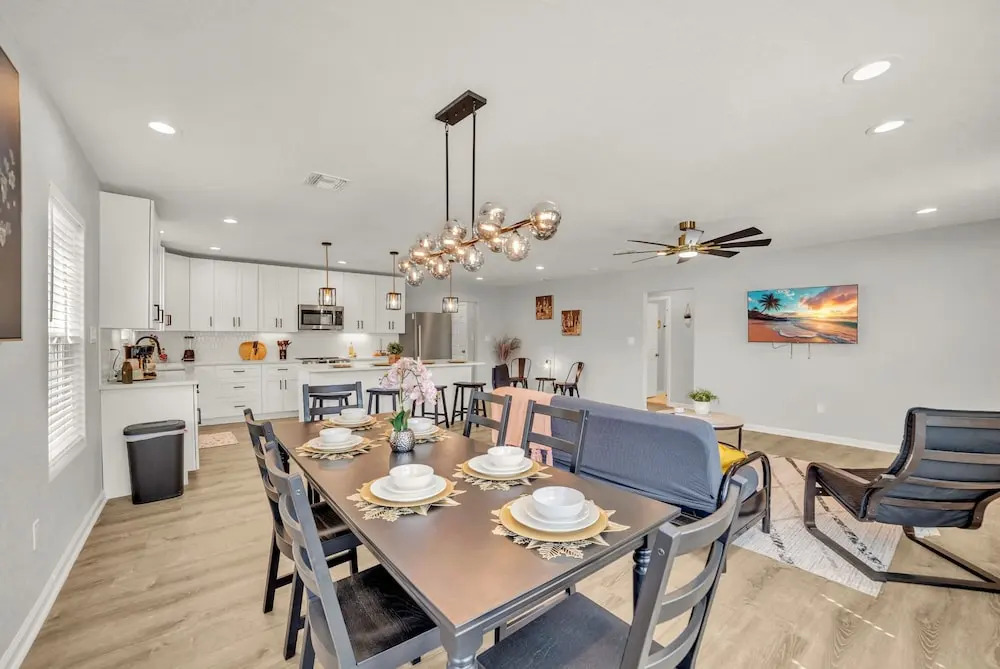 Spacious & Homey 4br/3ba W/amenities Near Downtown
