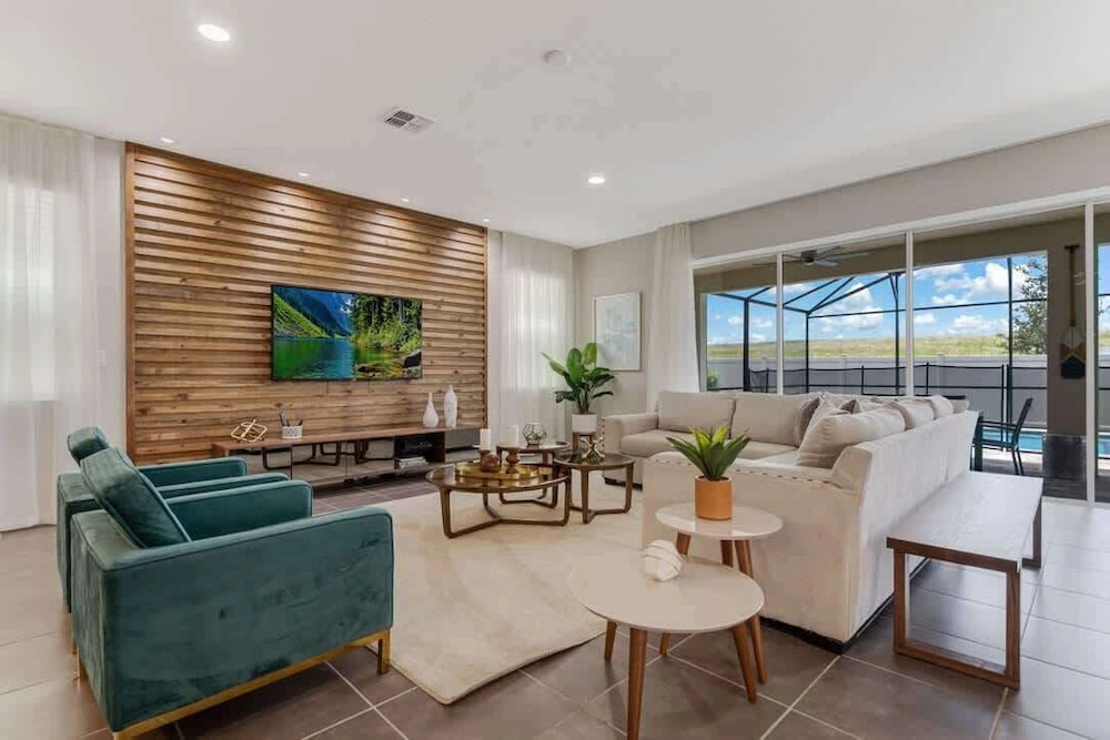 Upscale 9BR Stay With Pool and Themed Rooms